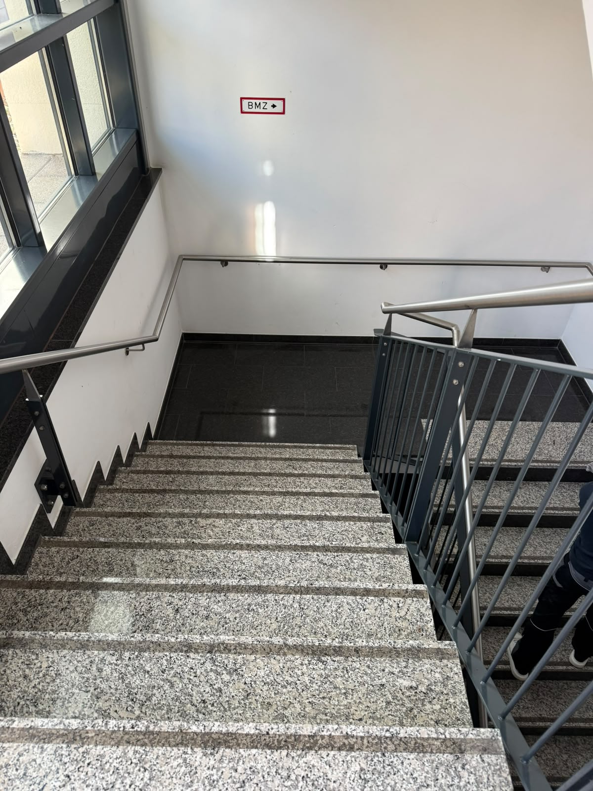 Helles und gepflegtes Treppenhaus in einem Wohngebäude