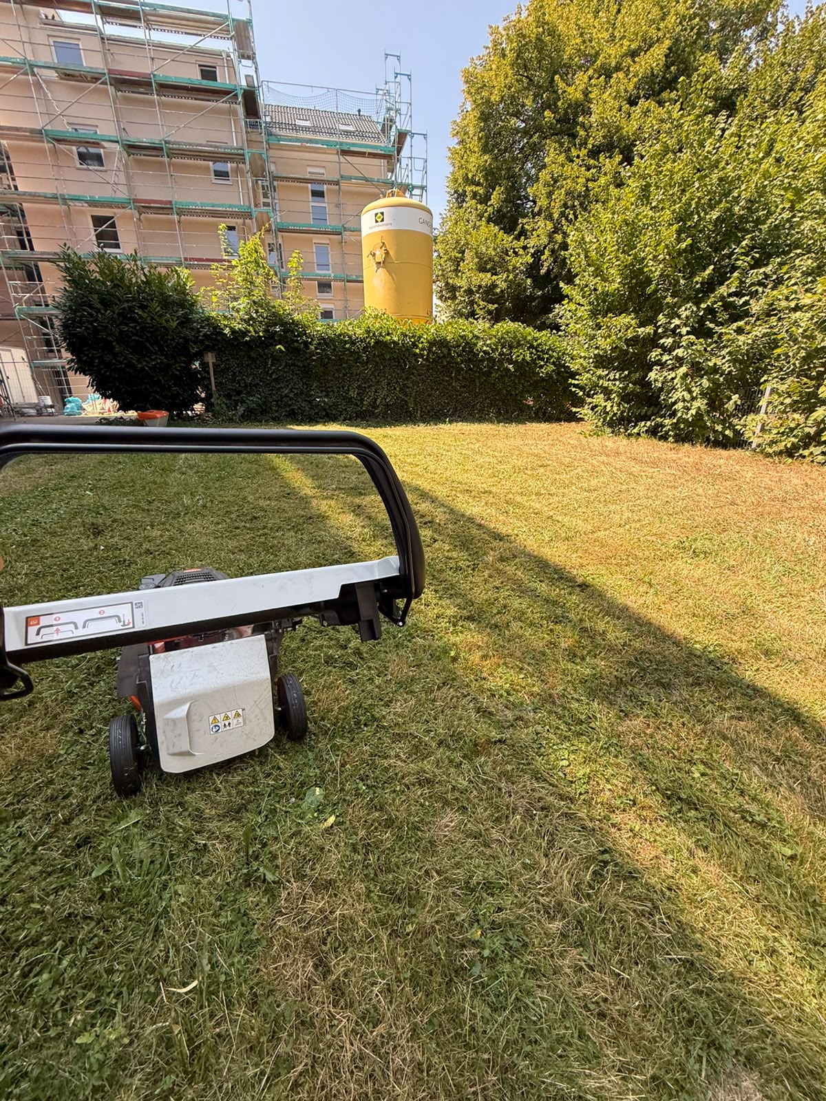 Rasenpflege auf der Grünfläche einer Wohnanlage